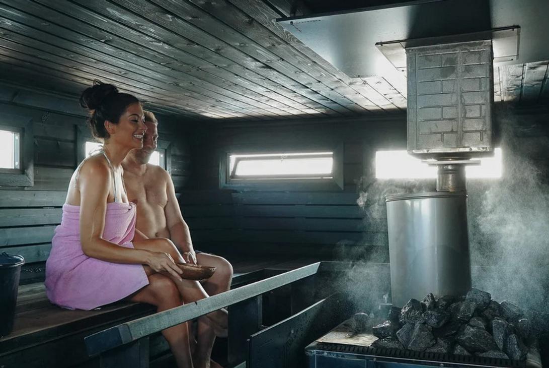 Saunalautalla saunassa. 