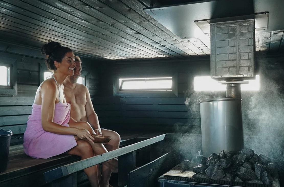 Saunalautalla saunassa. 